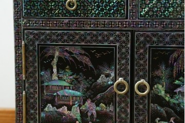 中古　美品　韓国民芸家具　高級品!!　螺鈿細工の風景装飾が華やかな引き出し付きローボード　(R-085288)