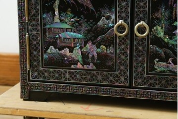 中古　美品　韓国民芸家具　高級品!!　螺鈿細工の風景装飾が華やかな引き出し付きローボード　(R-085288)