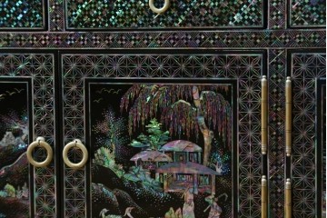 中古　美品　韓国民芸家具　高級品!!　螺鈿細工の風景装飾が華やかな引き出し付きローボード　(R-085288)