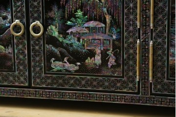 中古　美品　韓国民芸家具　高級品!!　螺鈿細工の風景装飾が華やかな引き出し付きローボード　(R-085288)