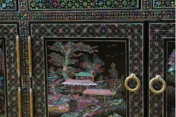 中古　美品　韓国民芸家具　高級品!!　螺鈿細工の風景装飾が華やかな引き出し付きローボード　(R-085288)