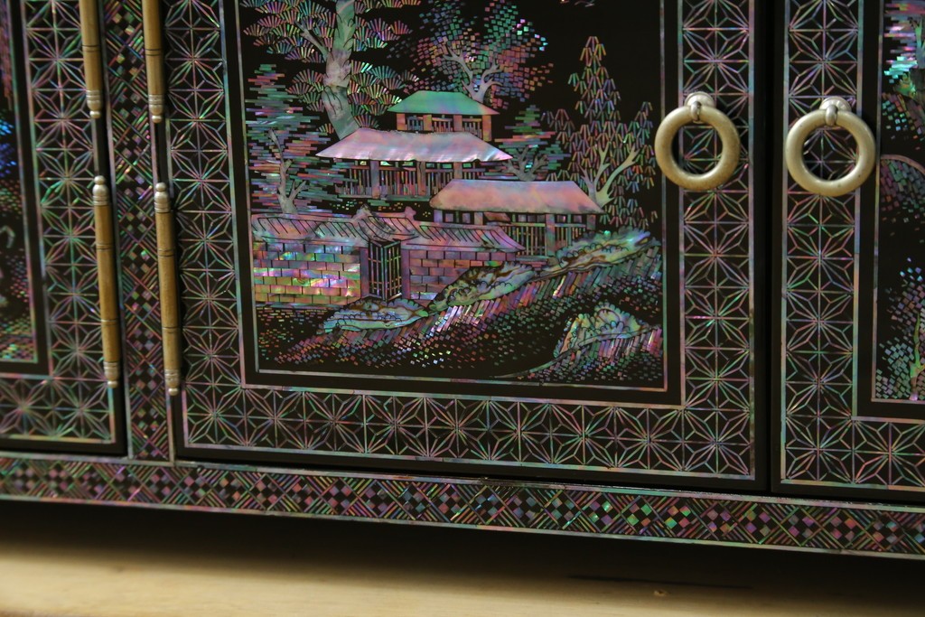 中古　美品　韓国民芸家具　高級品!!　螺鈿細工の風景装飾が華やかな引き出し付きローボード　(R-085288)