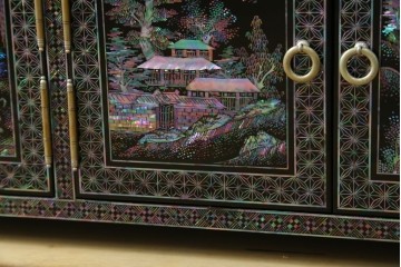 中古　美品　韓国民芸家具　高級品!!　螺鈿細工の風景装飾が華やかな引き出し付きローボード　(R-085288)