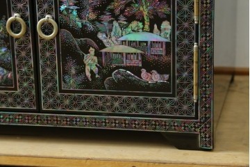 中古　美品　韓国民芸家具　高級品!!　螺鈿細工の風景装飾が華やかな引き出し付きローボード　(R-085288)