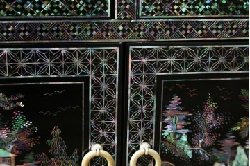中古　美品　韓国民芸家具　高級品!!　螺鈿細工の風景装飾が華やかな引き出し付きローボード　(R-085288)