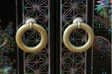 中古　美品　韓国民芸家具　高級品!!　螺鈿細工の風景装飾が華やかな引き出し付きローボード　(R-085288)