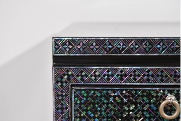 中古　美品　高級品　螺鈿装飾と引き出し収納が充実したローボード　(R-085288)