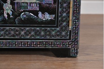 中古　美品　高級品　螺鈿装飾と引き出し収納が充実したローボード　(R-085288)