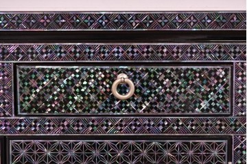 中古　美品　高級品　螺鈿装飾と引き出し収納が充実したローボード　(R-085288)