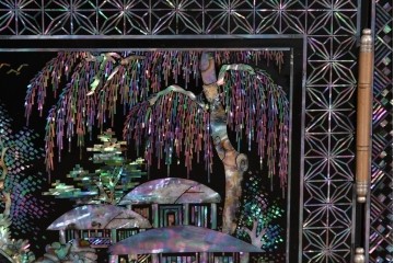 中古　美品　高級品　螺鈿装飾と引き出し収納が充実したローボード　(R-085288)