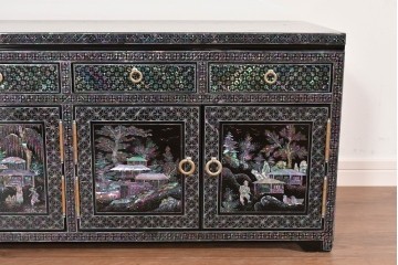 中古　美品　高級品　螺鈿装飾と引き出し収納が充実したローボード　(R-085288)