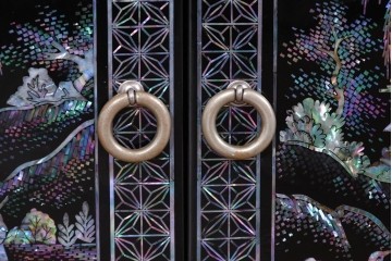 中古　美品　高級品　螺鈿装飾と引き出し収納が充実したローボード　(R-085288)