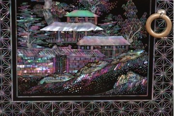 中古　美品　高級品　螺鈿装飾と引き出し収納が充実したローボード　(R-085288)