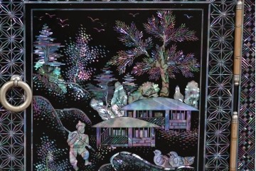 中古　美品　高級品　螺鈿装飾と引き出し収納が充実したローボード　(R-085288)