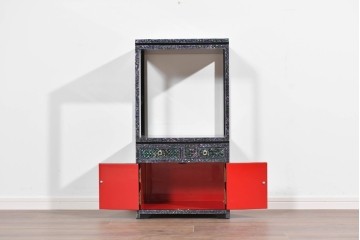 中古　美品　高級品　繊細な螺鈿細工が美しい存在感を放つ飾り棚　(R-085289)