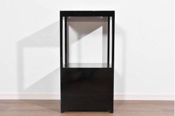 中古　美品　高級品　繊細な螺鈿細工が美しい存在感を放つ飾り棚　(R-085289)