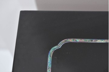 中古　美品　高級品　繊細な螺鈿細工が美しい存在感を放つ飾り棚　(R-085289)