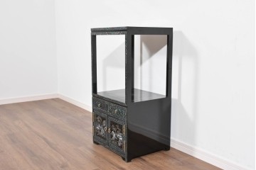 中古　美品　高級品　繊細な螺鈿細工が美しい存在感を放つ飾り棚　(R-085289)