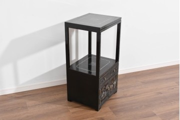 中古　美品　高級品　繊細な螺鈿細工が美しい存在感を放つ飾り棚　(R-085289)