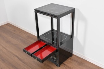 中古　美品　高級品　繊細な螺鈿細工が美しい存在感を放つ飾り棚　(R-085289)