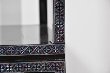 中古　美品　高級品　繊細な螺鈿細工が美しい存在感を放つ飾り棚　(R-085289)