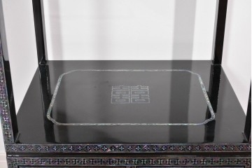 中古　美品　高級品　繊細な螺鈿細工が美しい存在感を放つ飾り棚　(R-085289)