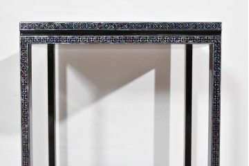 中古　美品　高級品　繊細な螺鈿細工が美しい存在感を放つ飾り棚　(R-085289)