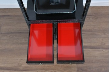 中古　美品　高級品　繊細な螺鈿細工が美しい存在感を放つ飾り棚　(R-085289)