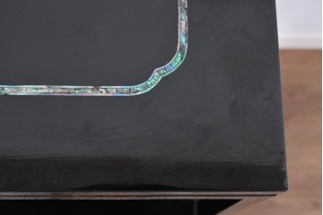 中古　美品　高級品　繊細な螺鈿細工が美しい存在感を放つ飾り棚　(R-085289)