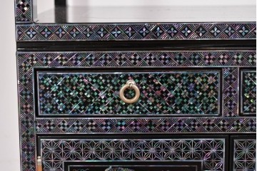 中古　美品　高級品　繊細な螺鈿細工が美しい存在感を放つ飾り棚　(R-085289)