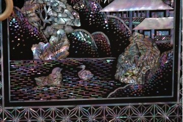 中古　美品　高級品　繊細な螺鈿細工が美しい存在感を放つ飾り棚　(R-085289)