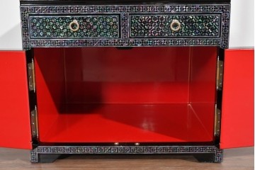 中古　美品　高級品　繊細な螺鈿細工が美しい存在感を放つ飾り棚　(R-085289)