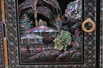 中古　美品　高級品　繊細な螺鈿細工が美しい存在感を放つ飾り棚　(R-085289)