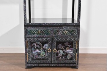 中古　美品　高級品　繊細な螺鈿細工が美しい存在感を放つ飾り棚　(R-085289)