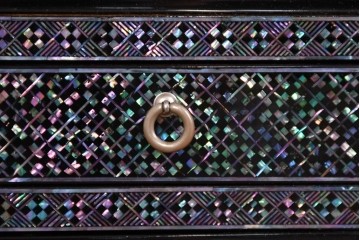 中古　美品　高級品　繊細な螺鈿細工が美しい存在感を放つ飾り棚　(R-085289)