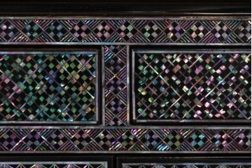 中古　美品　高級品　繊細な螺鈿細工が美しい存在感を放つ飾り棚　(R-085289)