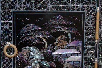 中古　美品　高級品　繊細な螺鈿細工が美しい存在感を放つ飾り棚　(R-085289)