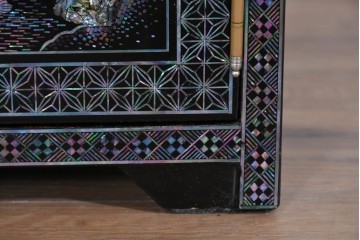 中古　美品　高級品　繊細な螺鈿細工が美しい存在感を放つ飾り棚　(R-085289)