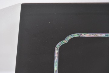 中古　美品　高級品　螺鈿細工の風景装飾が映える黒塗りの飾り棚　(R-085290)