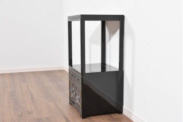 中古　美品　高級品　螺鈿細工の風景装飾が映える黒塗りの飾り棚　(R-085290)