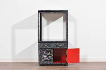 中古　美品　高級品　螺鈿細工の風景装飾が映える黒塗りの飾り棚　(R-085290)