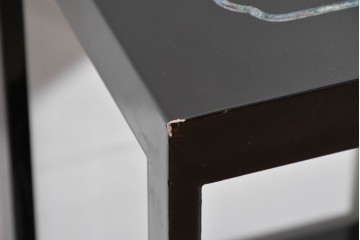 中古　美品　高級品　螺鈿細工の風景装飾が映える黒塗りの飾り棚　(R-085290)