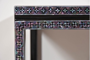 中古　美品　高級品　螺鈿細工の風景装飾が映える黒塗りの飾り棚　(R-085290)