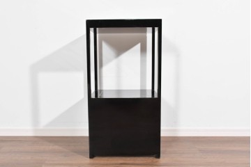 中古　美品　高級品　螺鈿細工の風景装飾が映える黒塗りの飾り棚　(R-085290)