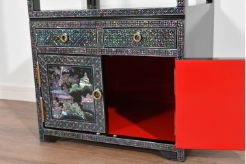 中古　美品　高級品　螺鈿細工の風景装飾が映える黒塗りの飾り棚　(R-085290)