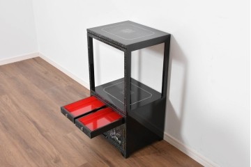 中古　美品　高級品　螺鈿細工の風景装飾が映える黒塗りの飾り棚　(R-085290)