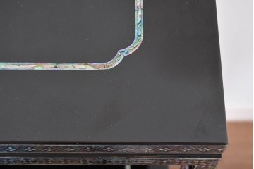 中古　美品　高級品　螺鈿細工の風景装飾が映える黒塗りの飾り棚　(R-085290)