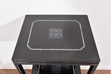 中古　美品　高級品　螺鈿細工の風景装飾が映える黒塗りの飾り棚　(R-085290)