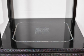 中古　美品　高級品　螺鈿細工の風景装飾が映える黒塗りの飾り棚　(R-085290)