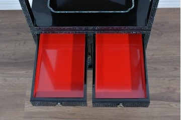 中古　美品　高級品　螺鈿細工の風景装飾が映える黒塗りの飾り棚　(R-085290)